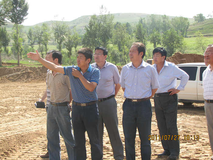 石镇长向贺县长一行介绍我镇新农村的建设情况